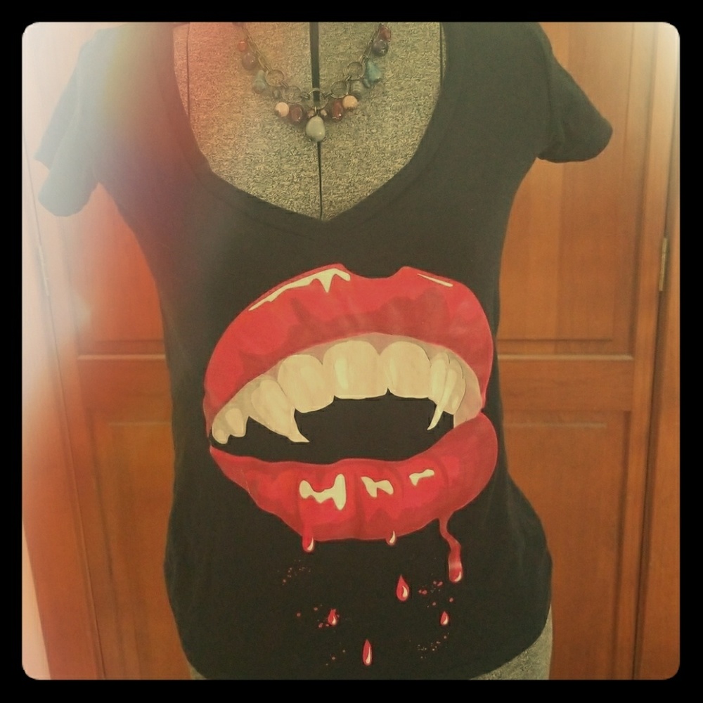 Vampire lip v neck t-shirt